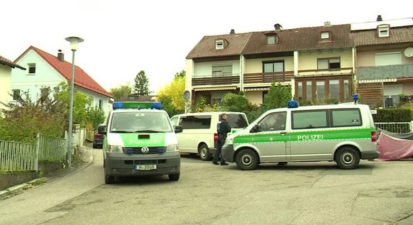 radar-reuters Ein Mitglied der rechtsextremen "Reichsbürger"-Bewegung hat im Großraum Nürnberg auf Polizisten geschossen und dabei vier Beamte verletzt, zwei von ihnen schwer, sagte Bayerns ...