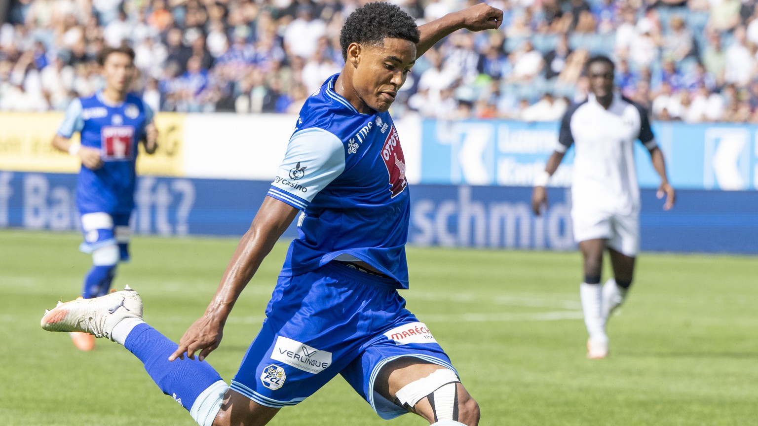 Sascha Britschgi, links, von Luzern im Spiel beim Super League Meisterschaftsspiel zwischen dem FC Luzern und dem FC Zuerich vom Sonntag, 3. August 2025 in Luzern. (KEYSTONE/Urs Flueeler)