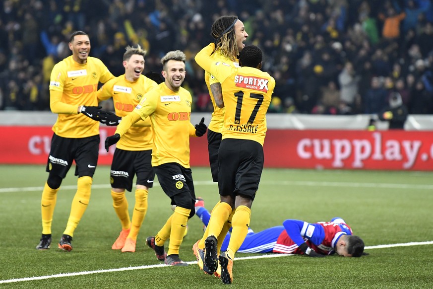 Die YB Spieler Guillaume Hoarau, Christian Fassnacht, Miralem Sulejmani, Kevin Mbabu und Roger Assale, von links, jubeln nach dem Eigentor zum 2:0 durch Basels Marek Suchy, rechts am Boden, im Schweiz ...