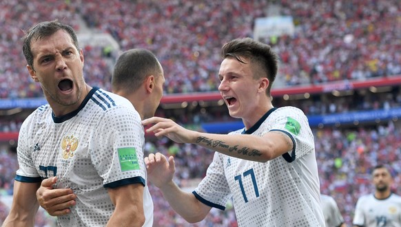 epa06855124 Artem Dzyuba (L) of Russia celebrates scoring the equalizer from the penalty spot during the FIFA World Cup 2018 round of 16 soccer match between Spain and Russia in Moscow, Russia, 01 Jul ...