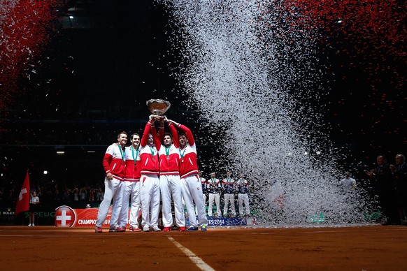 LILLE, FRANCE - NOVEMBER 23: Roger Federer of Switzerland, Stanislas Wawrinka of Switzerland , Marco Chiudinelli of Switzerland, Michael Lammer of Switzerland and Captain Severin Luthi of Switzerland  ...