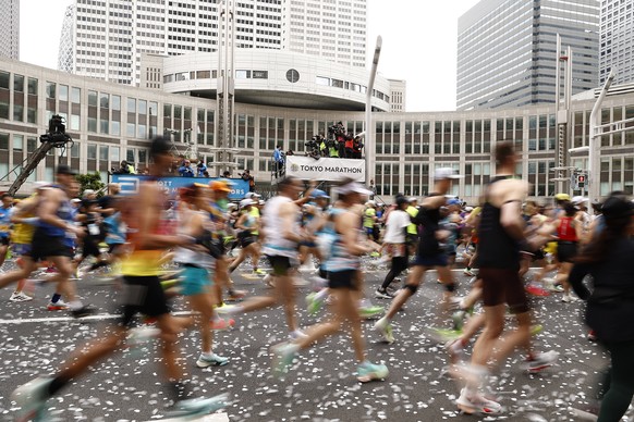 epa11933862 Runners start the Tokyo Marathon 2025 at the Tokyo Metropolitan Government building in Tokyo, Japan, 02 March 2025. EPA/RODRIGO REYES MARIN / POOL