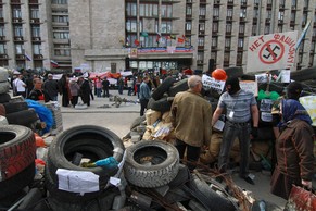 Prorussische Demonstranten besetzen das Verwaltungsgebäude in Donezk.