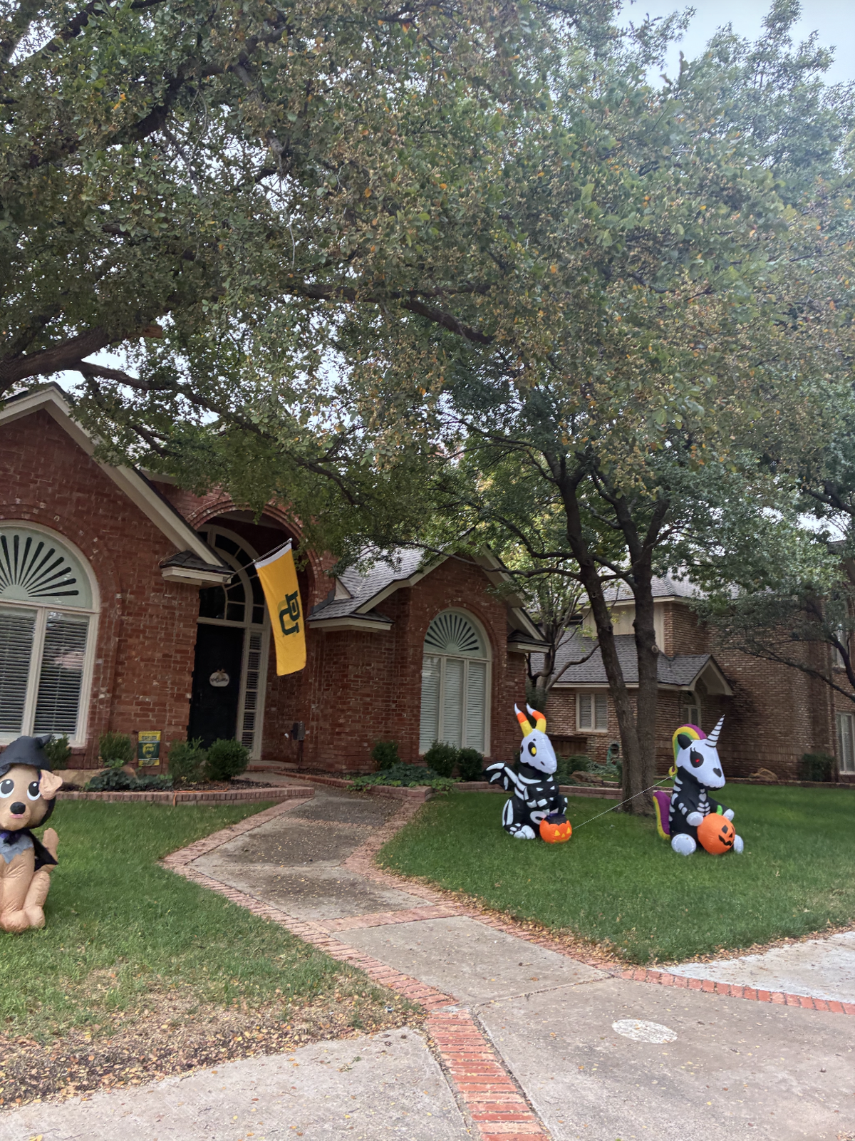De l’Etat de Washington au Texas, découvrez 31 photos de maisons américaines décorées pour Halloween, entre squelettes géants et monstres gonflables.