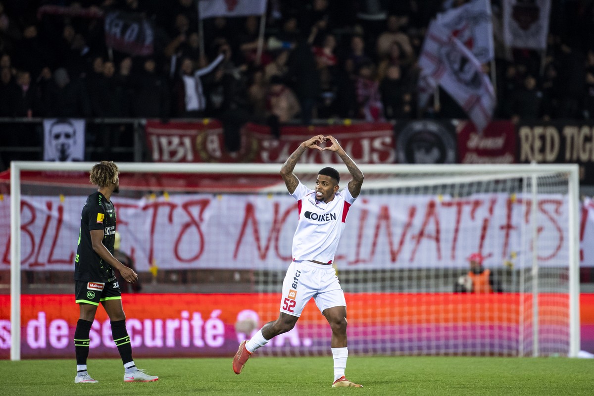 Joie du defenseur valaisan David Wesley, apres avoir marque le but du 2:1 lors de la rencontre du championnat de football de Super League entre le FC Sion et le FC St. Gallen e samedi 27 novembre 2021 ...