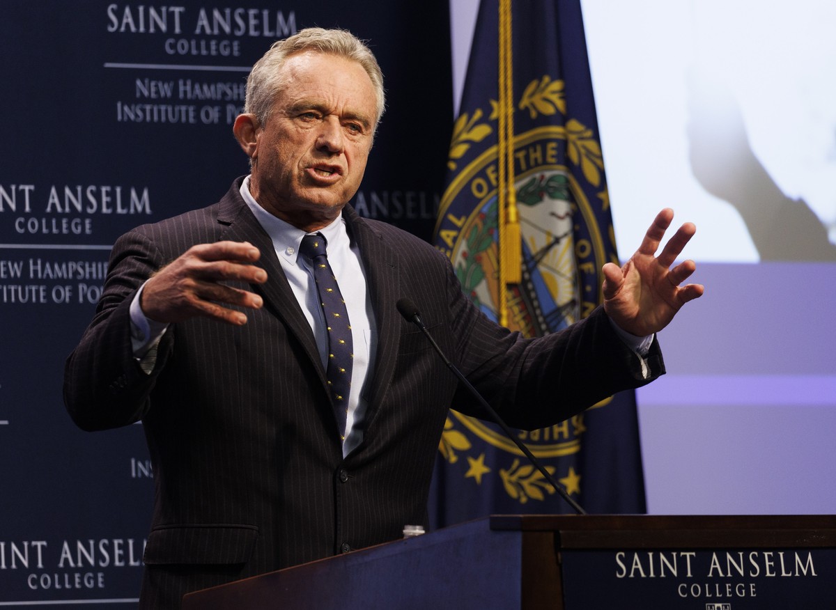 epa10501179 FIX FOR AGENDA NUMBER: Robert Kennedy Jr. addresses an audience at the New Hampshire Institute of Politics at St Anselm College in Manchester, New Hampshire, USA, 03 March 2023. EPA/CJ GUN ...