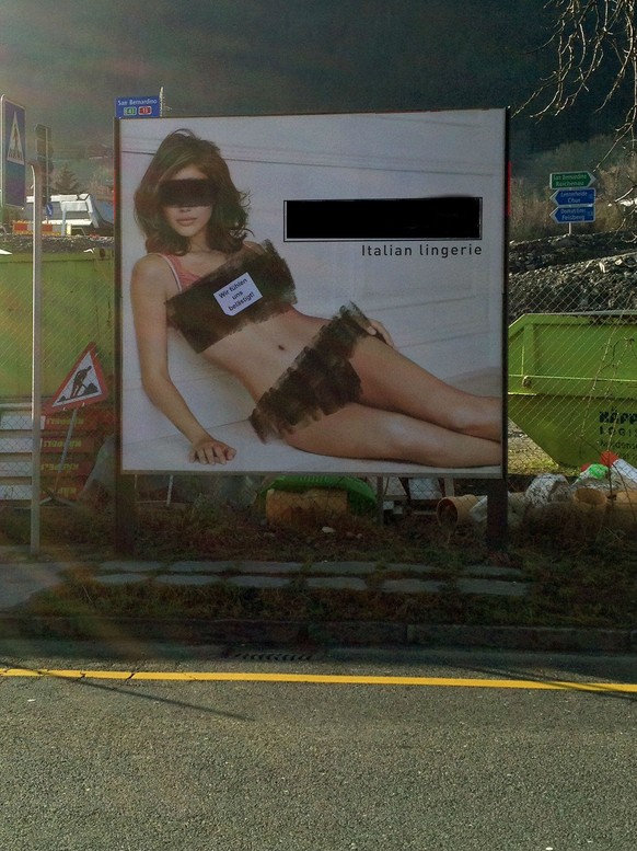 Übermaltes und beklebtes Plakat in Chur (den Markennamen hat die watson-Redaktion selbst abgedeckt, um einem allfälligen Guerillamarketing-Stunt nicht in die Hände zu spielen).&nbsp;