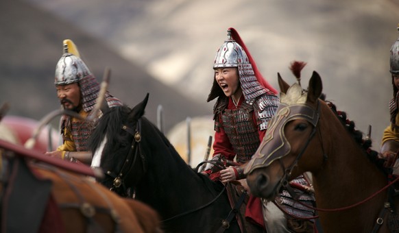Mulan (Liu Yifei) reitet in den Kampf.