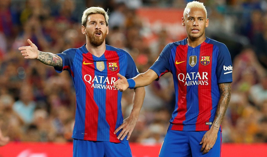 Football Soccer - Barcelona v Alaves - Spanish La Liga Santander - Camp Nou stadium, Barcelona, Spain - 10/09/16 Barcelona's Lionel Messi and Neymar argue with the referee. REUTERS/Albert Gea