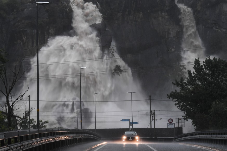 Ein Auto faehrt auf der ueberfluteten Kantonsstrasse, am Samstag, 29. August 2020, in Cresciano. In der Schweiz regnet es von Freitag bis Sonntagabend teilweise stark, im Tessin deutlich ueber 200 Lit ...