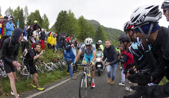 epa04769056 Italian rider Fabio Aru of Astana Pro Team in action during the 16th stage of the 98th Giro d&#039;Italia cycling tour, over 177km from Pinzolo to Aprica, Italy, 26 May 2015. EPA/CLAUDIO P ...