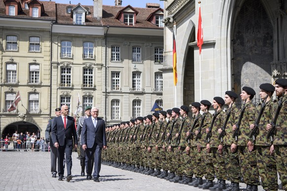 epa06691925 German President Frank-Walter Steinmeier, (R), and Swiss Federal President Alain Berset, (L), inspect the guard of honour in Bern, Switzerland, 25 April 2018. Frank-Walter Steinmeier has a ...