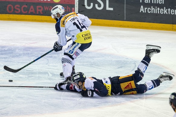 Ambris Jeff Taffe, links, im Spiel gegen Zugs Reto Suri, rechts, beim Eishockeyspiel der National League zwischen dem EV Zug und dem HC Ambri-Piotta, am Freitag, 19. Januar 2018, in der Bossard Arena  ...