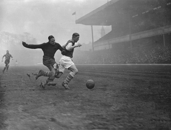 Bildnummer: 59933306 Datum: 01.01.1900 Copyright: imago/United Archives International
Arsenal V Wolverhampton at Highbury . Wildman , the Wolves goalie , pulls down Drake Arsenal s new centre . 24 Ma ...