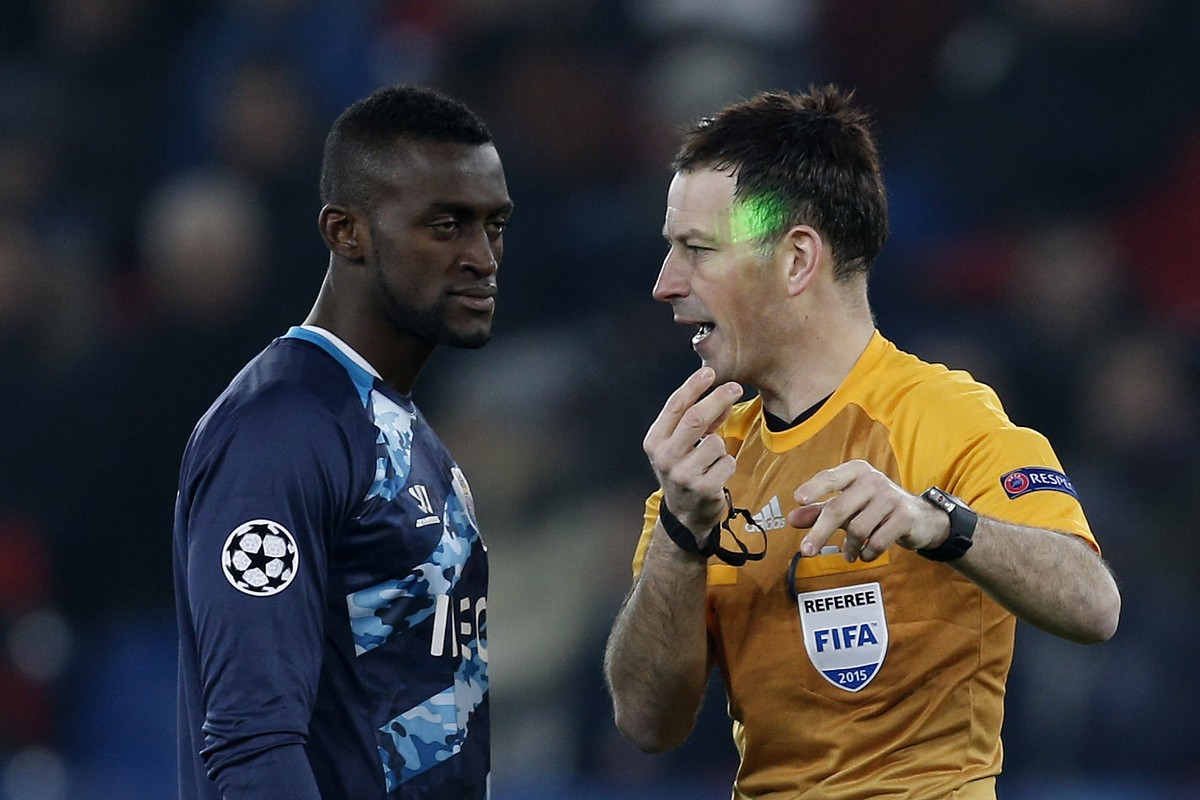 Schiedsrichter&nbsp;Mark Clattenburg muss seine Entscheidung auch gegenüber Porto-Star Jackson Martinez vertreten und wird mit einem Laserpointer belästigt.
