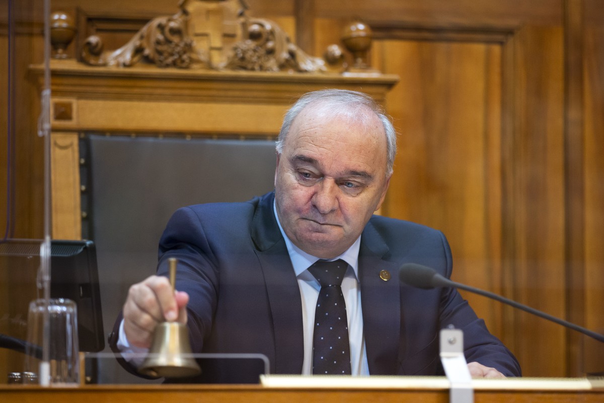 Staenderatspraesident Alex Kuprecht, SVP-SZ, laeutet die Glocke zum Sitzungsende, am letzten Tag der Wintersession der Eidgenoessischen Raete, am Freitag, 18. Dezember 2020, in Bern. (KEYSTONE/Peter K ...