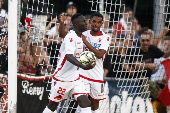 Sions Djitte Moussa, links, jubelt nach seinem Tor zum 0-2 mit Teamkollege Nasser Daoudou, im Schweizer Cup Spiel zwischen dem FC Koeniz und dem FC Sion, am Samstag, 18. August 2018, auf dem Sportplat ...