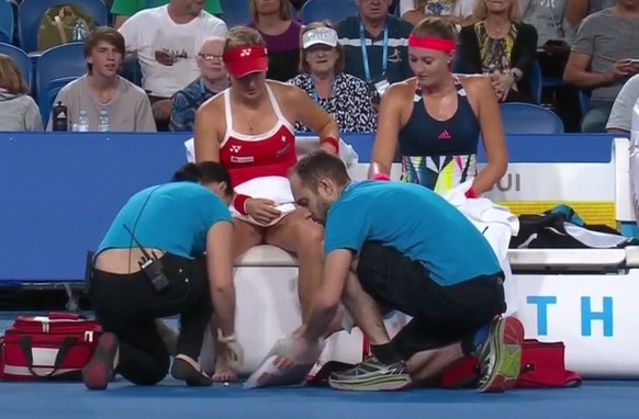 Bei der Pflege am Hopman Cup nahm «Kiki» kurz neben Belinda Platz.