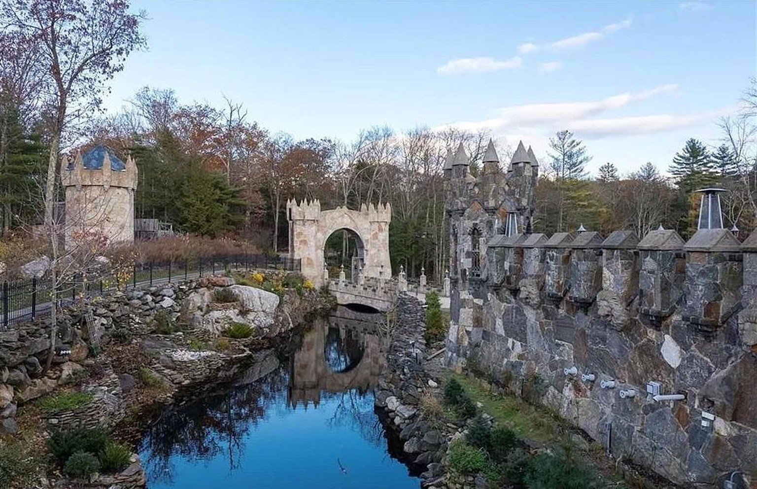 crazy castle in connecticut für 60 millionen zu verkaufen https://www.zillow.com/homedetails/450-Brickyard-Rd-Woodstock-CT-06281/58124274_zpid/?