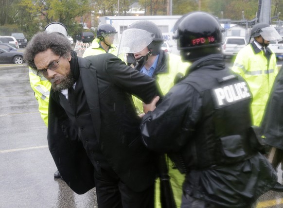 Die Polizei stoppt schliesslich die Demonstranten.