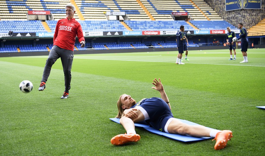 epa06780837 Swiss national soccer team head coach Vladimir Petkovic (L) and Michael Lang (R) attend their team&#039;s training session at La Ceramica stadium in Villarreal, Spain, 02 June 2018. The Sw ...