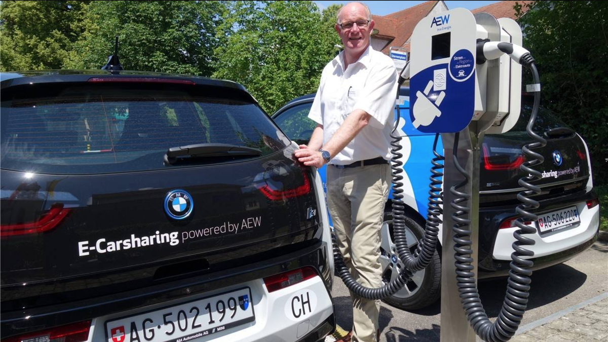 Gemeinderat Marcel Fischer lädt an der neuen E-Carsharing-Station einen BMW i3, der für alle zur Nutzung bereitsteht.