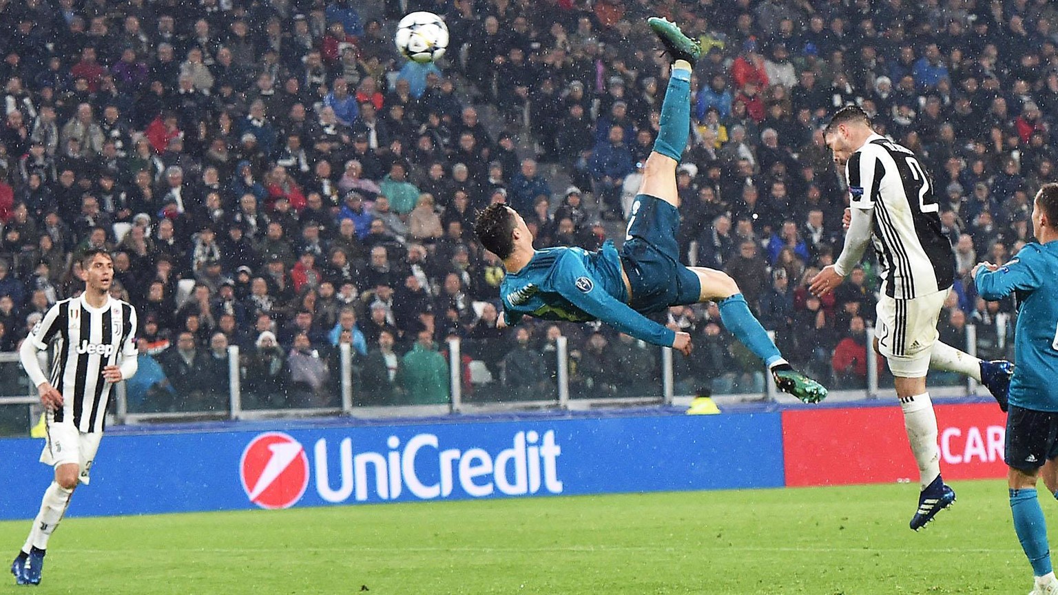 ARCHIVBILD ZUM WECHSEL VON CRISTIANO RONALDO ZU JUVENTUS TURIN --- epa06644064 Real Madrid&#039;s Cristiano Ronaldo (C) scores the 2-0 goal during the UEFA Champions League quarter final first leg soc ...