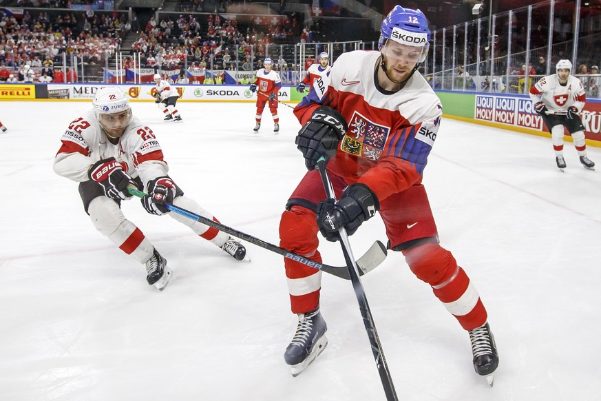 epa06720411 Switzerland&#039;s forward Nino Niederreiter, left, vies for the puck with Czech Republic&#039;s forward Radek Faksa, right, during the IIHF 2018 World Championship preliminary round game  ...