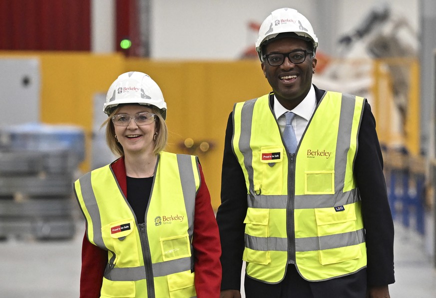 British Prime Minister Liz Truss and Chancellor of the Exchequer Kwasi Kwarteng visit Berkeley Modular, in Northfleet, Kent, Britain, Friday, Sept. 23, 2022. (Dylan Martinez/Pool Photo via AP)