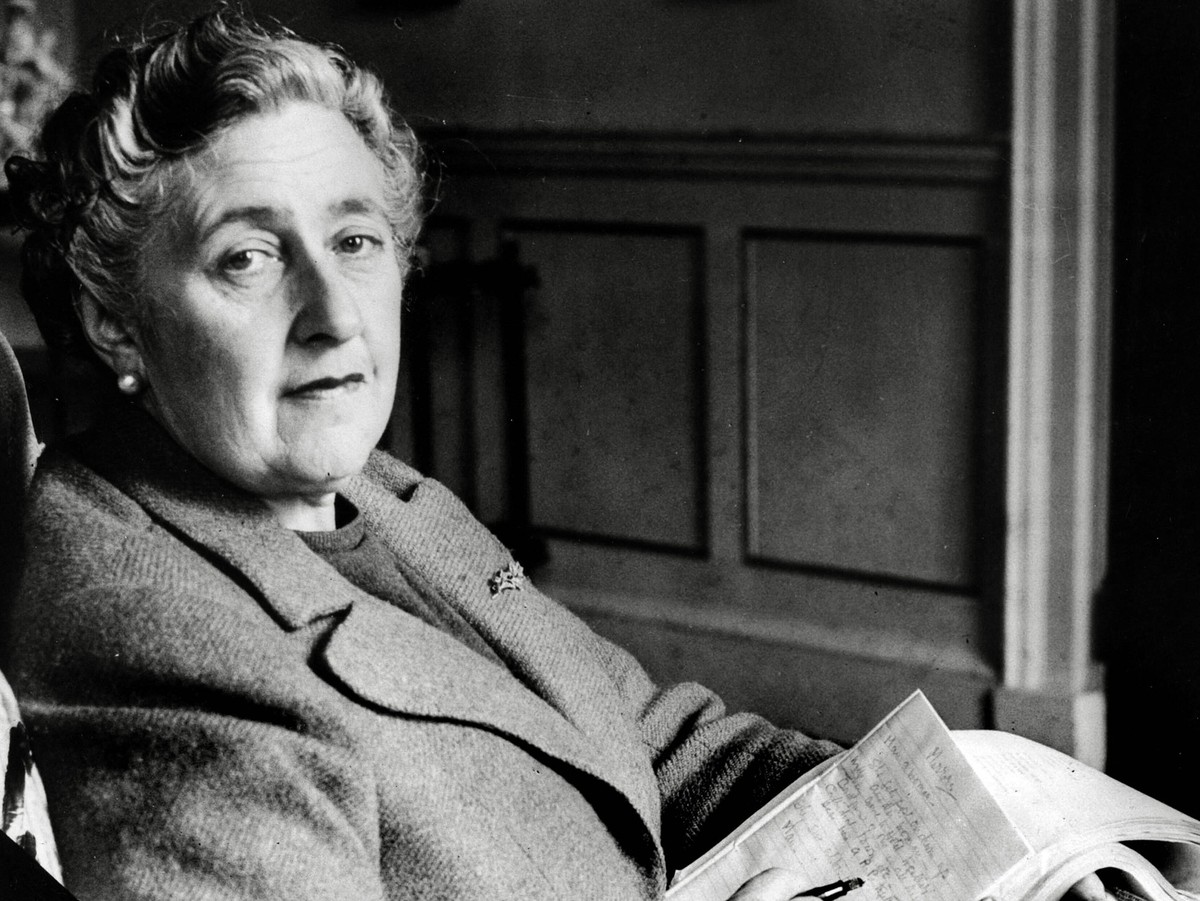 English crime mystery writer Agatha Christie at her home, Greenway House, Devon, England, 1946 / File Reference 34145-432THA PUBLICATIONxINxGERxSUIxAUTxONLY Copyright: xCinemaxLegacyxCollection/ThexHo ...