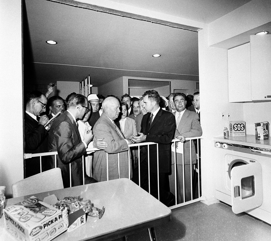 Chruschtschow und Nixon an der Amerikanischen Nationalausstellung in Moskau.
