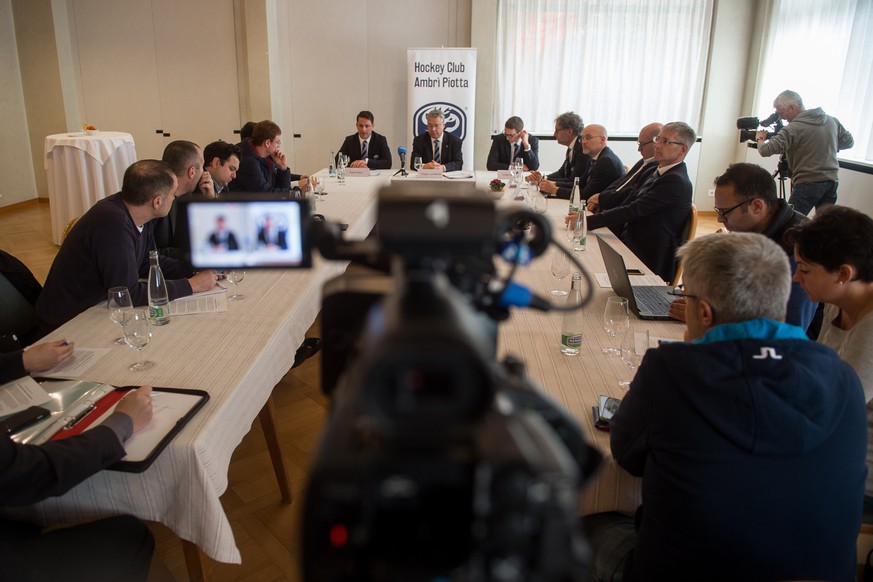 Luca Cereda, neuer Trainer des HC Ambri-Piotta, rechts, an der Seite von Praesident Filippo Lombardi, Mitte, und Sportchef Paolo Duca, links, an einer Medienkonferenz des HC Ambri-Piotta in Bellinzona ...