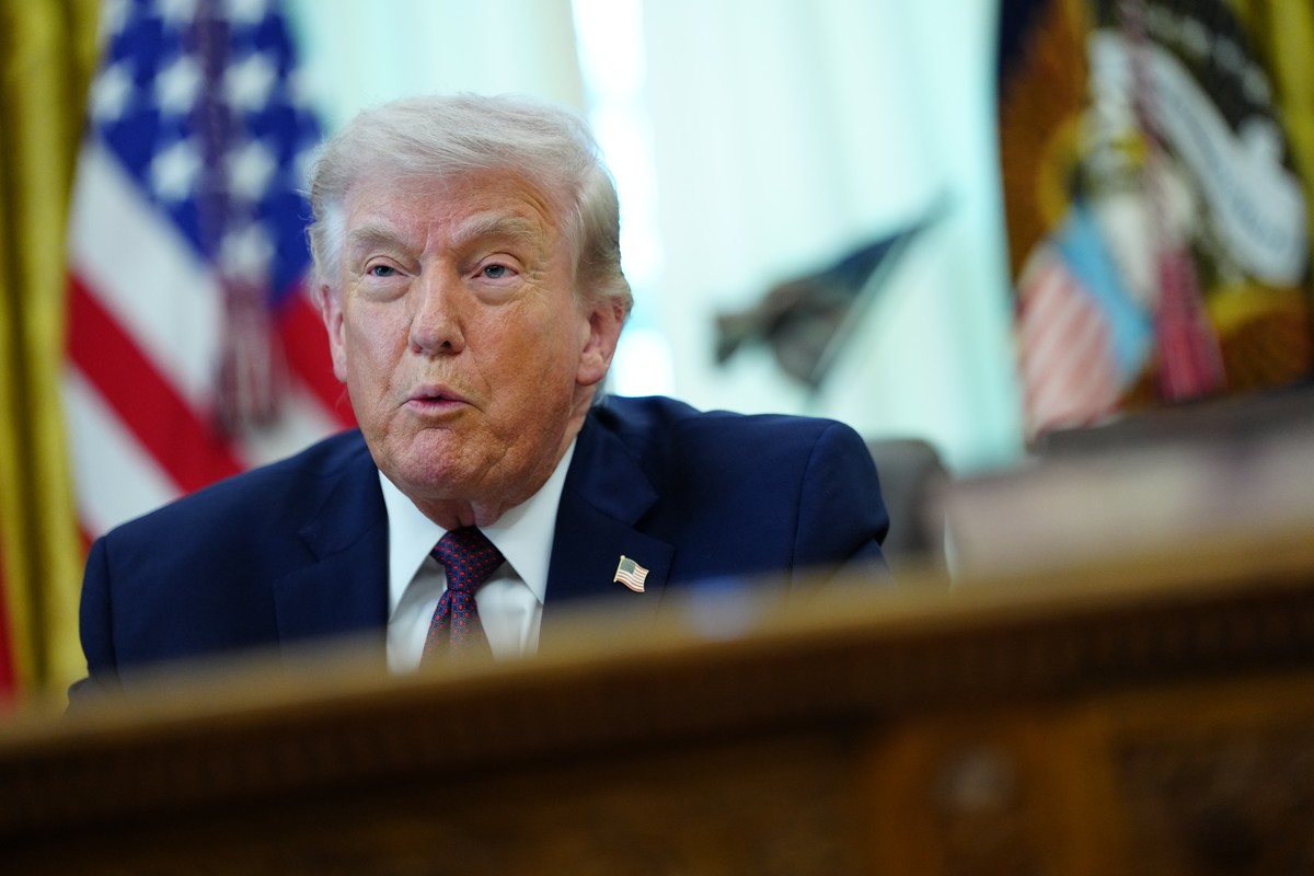 epa12863044 US President Donald J Trump announces an executive order on election integrity in the Oval Office of the White House in Washington, DC, USA, 31 March 2026. The order directs the federal go ...