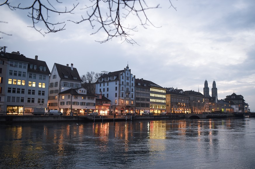 Blick ueber die Limmat zum Grossmuenster und das Niederdorf, aufgenommen morgens am Donnerstag, 11. Januar 2018, in Zuerich. (KEYSTONE/Melanie Duchene)