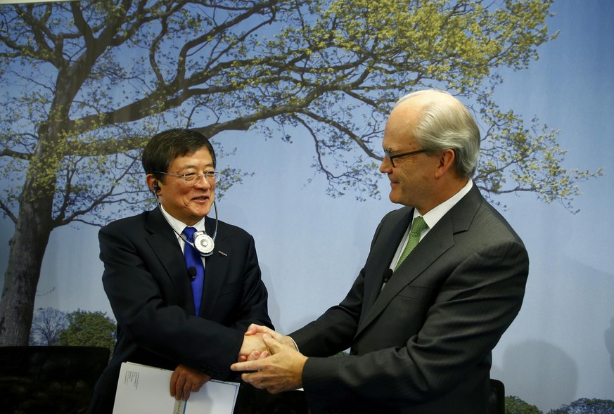 ChemChina-Präsident Ren Jianxin (links) und Syngenta-Präsident Michel Demare sind sich einig.<br data-editable="remove">