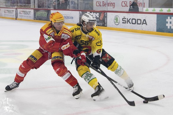 Biels Toni Rajala, links, im Duell mit Berns Eric Blum im Eishockey Meisterschaftsspiel der National League zwischen dem EHC Biel und dem SC Bern, am Samstag, 9. Februar 2019, in der Tissot Arena in B ...