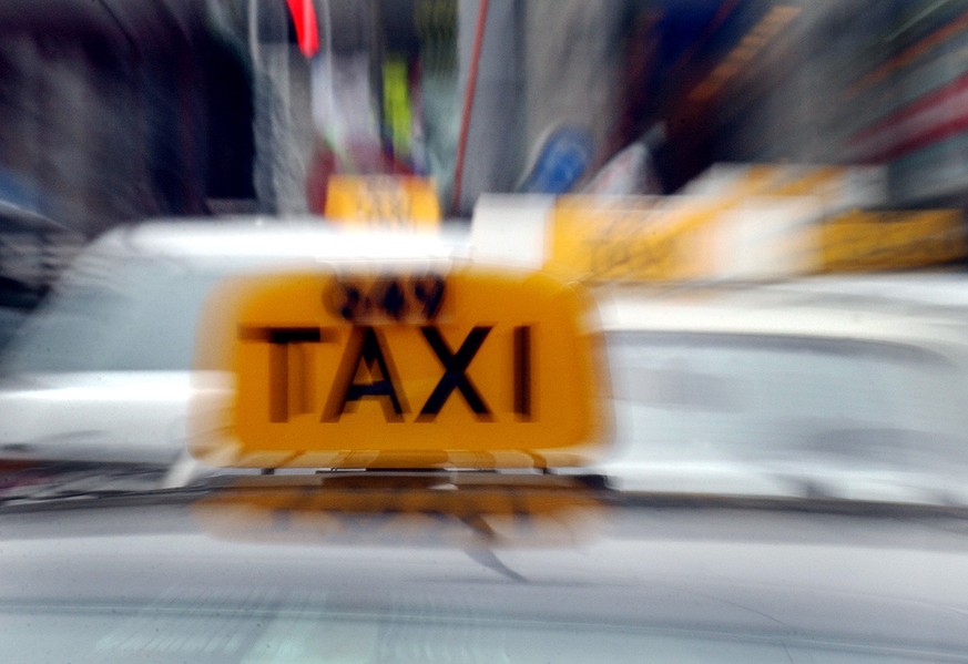 Taxi Schild auf einem Zuercher Taxi, aufgenommen am Dienstag, 17. Februar 2004, beim grossen Taxistand am Zuercher Hauptbahnhof. (KEYSTONE/Eddy Risch)