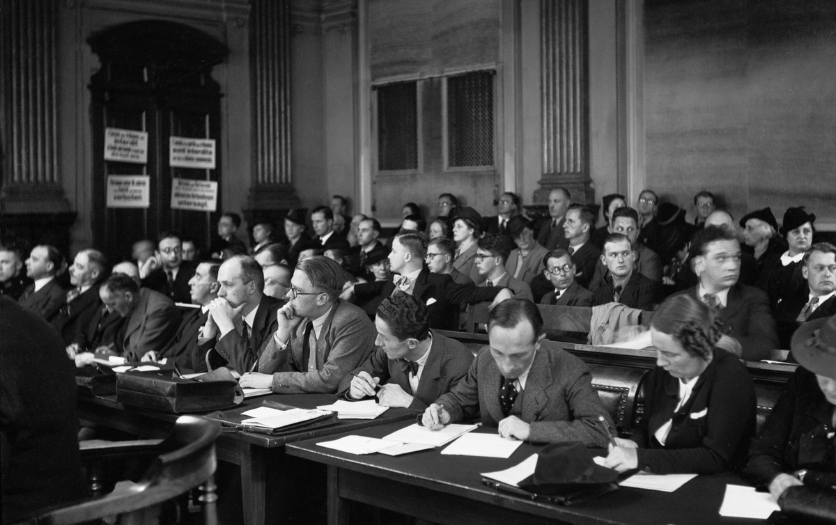 Im Herbst 1937 kommt es in Bern zu einer Revisionsverhandlung im Prozess gegen die schweizerischen Herausgeber der sogenannten "Protokolle der Weisen von Zion". Die Protokolle wurden als geh ...