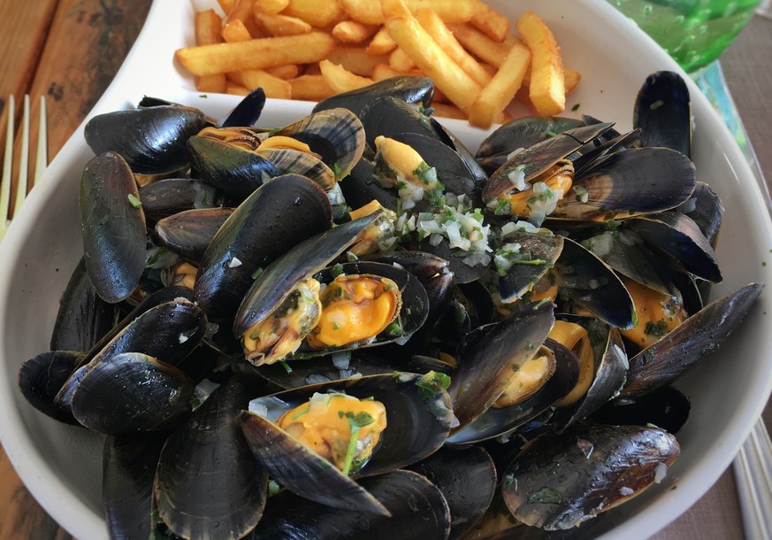 moules et frites muscheln pommes frankreich fisch meeresfrüchte shutterstock