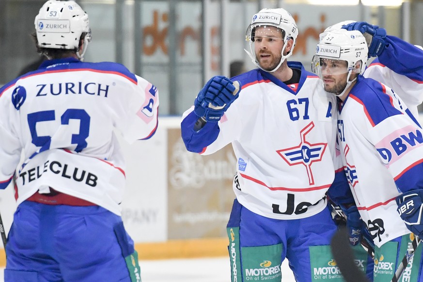 Die Klotener bejubeln das 1-3 durch Romano Lemm, Mitte, im 1/16-Finalspiel des Swiss Ice Hockey Cup zwischen dem HC Thurgau und dem EHC Kloten, am Dienstag, 19. September 2017, in der Eishalle in Wein ...