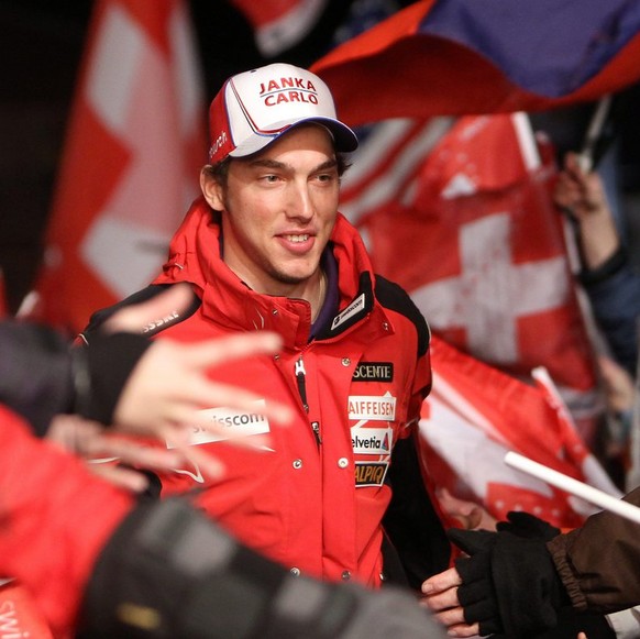 Carlo Janka of Switzerland walks to the medal ceremony after the men's Ski World Cup downhill race in Wengen, Switzerland, Saturday, January 16, 2010.
(KEYSTONE/PHOTOPRESS/Alexandra Wey)