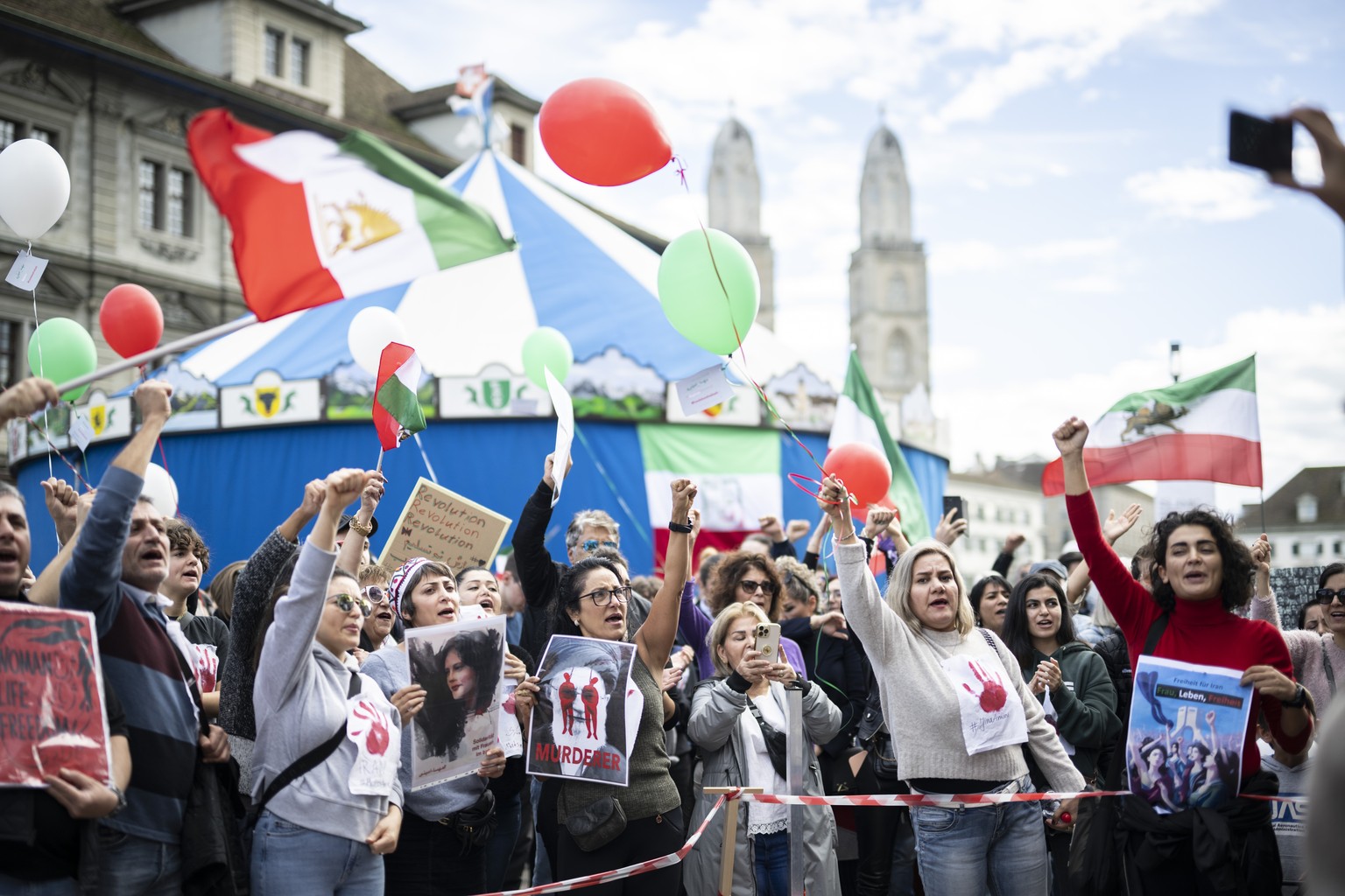 Personen bei einer Kundgebung gegen den Tod der Iranerin Masha Amini und fuer ein freies Iran, aufgenommen am Samstag, 15. Oktober 2022, in Zuerich. (KEYSTONE/Ennio Leanza)