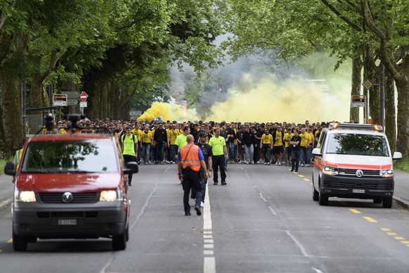 YB-Fans beim Fanmarsch vor dem Schweizer Fussball Cupfinalspiel zwischen den Berner Young Boys und dem FC Zuerich, am Sonntag 27. Mai 2018, im Stade de Suisse in Bern. (KEYSTONE/Str)