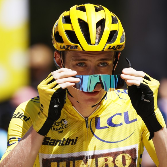 epa10075868 The Yellow Jersey Danish rider Jonas Vingegaard of Jumbo Visma before the start of the 15th stage of the Tour de France 2022 over 202.5km from Rodez to Carcassonne, France, 17 July 2022. E ...