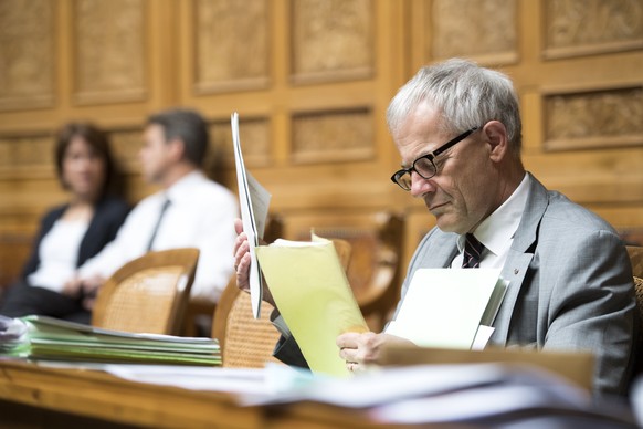 Kurt Fluri, FDP-SO, liest ein Dokumenten an der Herbstsession der Eidgenoessischen Raete, am Mittwoch, 21. September 2016, im Nationalrat in Bern. (KEYSTONE/Anthony Anex)