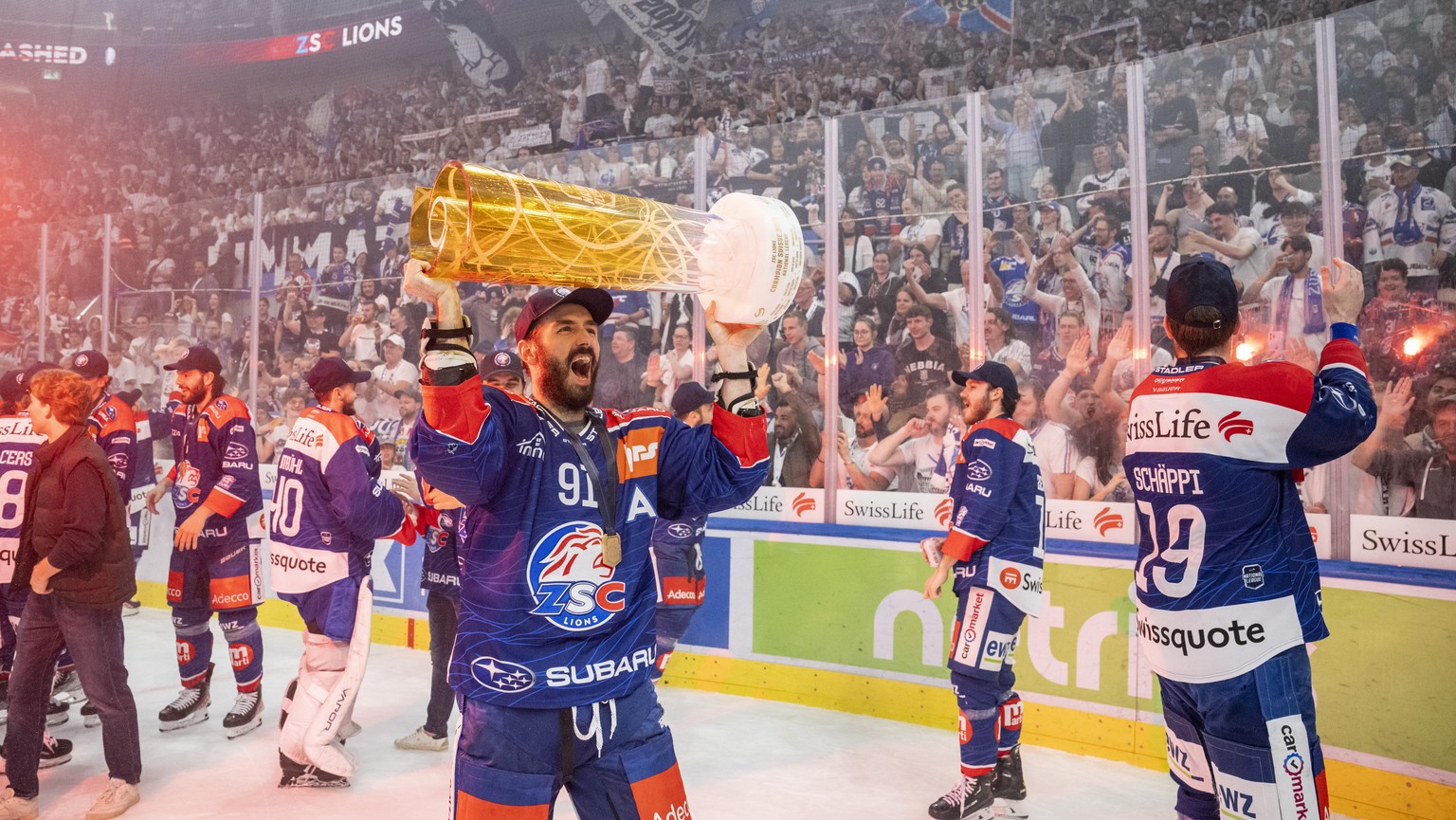 Die Spieler des ZSC mit Denis Hollenstein feiern den Schweizermeister Titel nach dem Eishockey Playoff Final, Spiel 7 der National League zwischen den ZSC Lions und dem Lausanne HC am Dienstag, 30. Ap ...