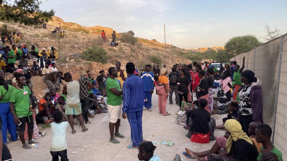 epa10859400 A group of migrants wait in the hotspot of the Lampedusa's island as Italian authorities prepare for transferring people following new arrivals, Italy, 13 September 2023. More than 6, ...