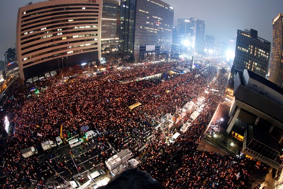 South Koreans hold candles during a rally against President Park Geun-Hye on a main street in Seoul, South Korea, 26 November 2016. REUTERS/Jeon Heon-kyun/Pool