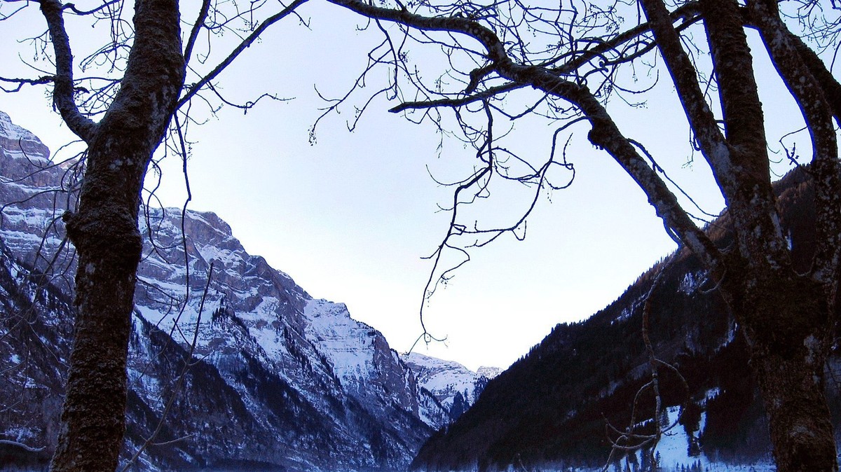 Bei wahrer Eiseskaelte tummelten sich am Sonntag, 16. Januar 2005, Hunderte von Schlittschuhlaeufer, Eiswanderer und sonstige Naturverrueckte auf dem zugefrorenen Kloentalersee im Kanton Glarus. (KEYS ...