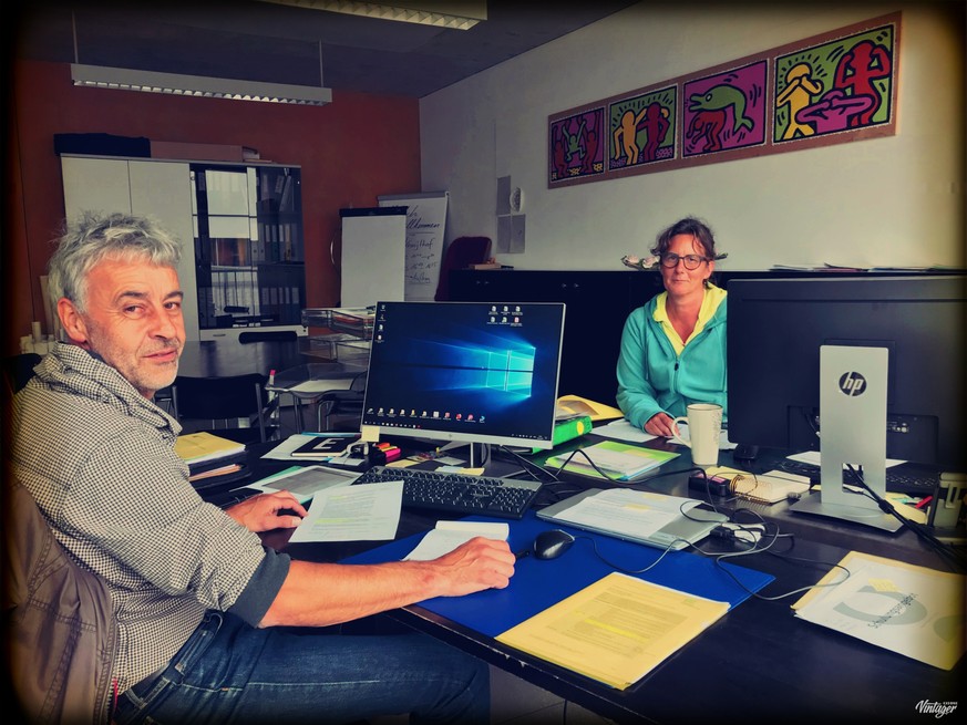 Die Co-Schulleiter Evaristo Crameri und Marielle Osthues in ihrem Büro in Samedan.